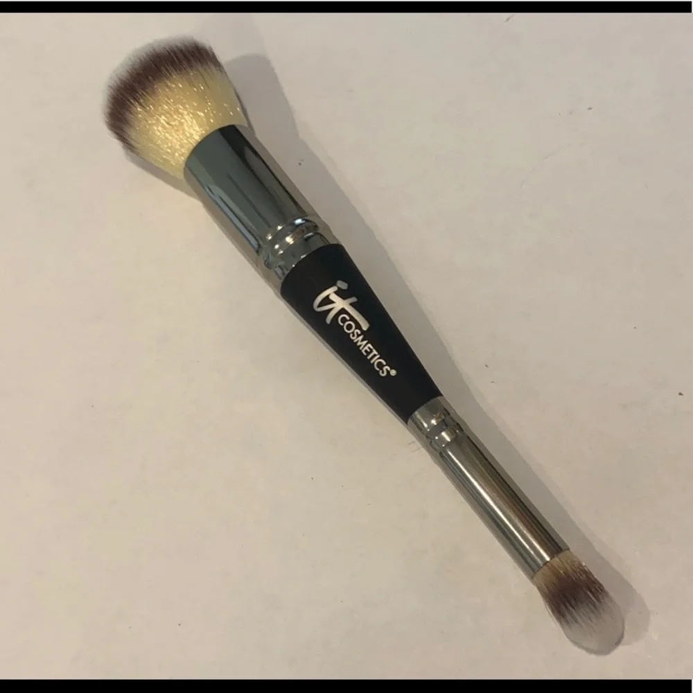 it cosmetics Dual-Ended Foundation & Concealer Brush in Black and Silver